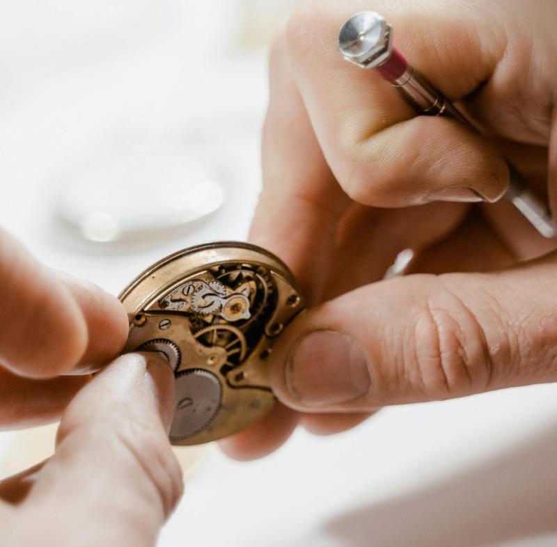 Ремонт наручных часов в замену батареек, ремешков и браслетов