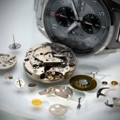 Что лучше механические часы или кварцевые?